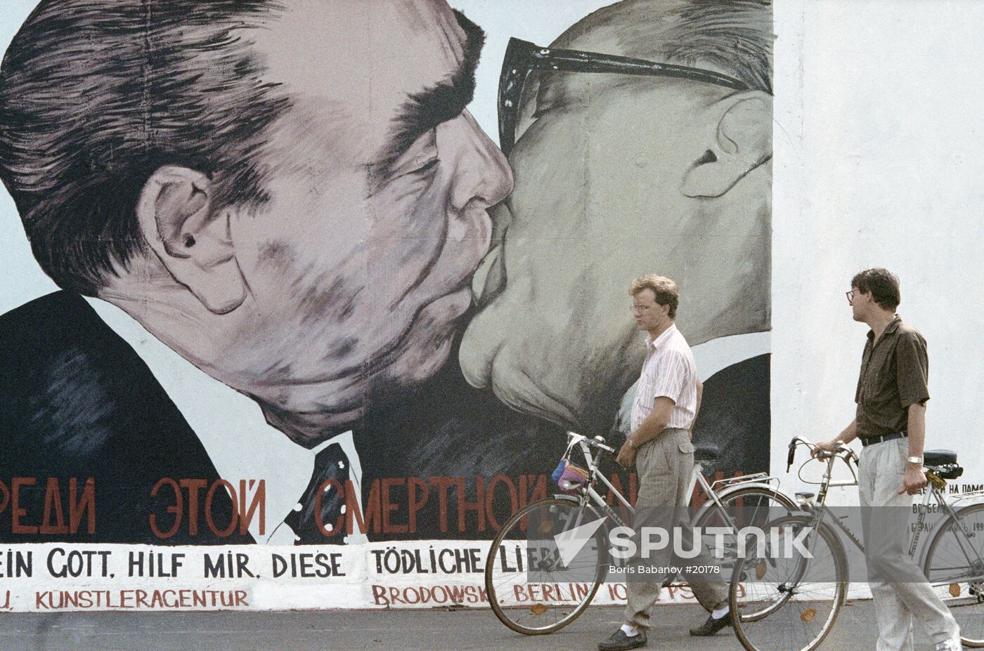 BERLIN WALL FRAGMENT PAINTING