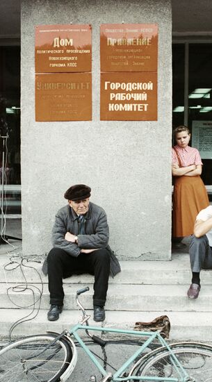 CITY DWELLERS WAIT