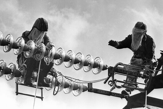 RIGGERS POWER TRANSMISSION LINES