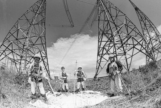 RIGGERS POWER TRANSMISSION LINES