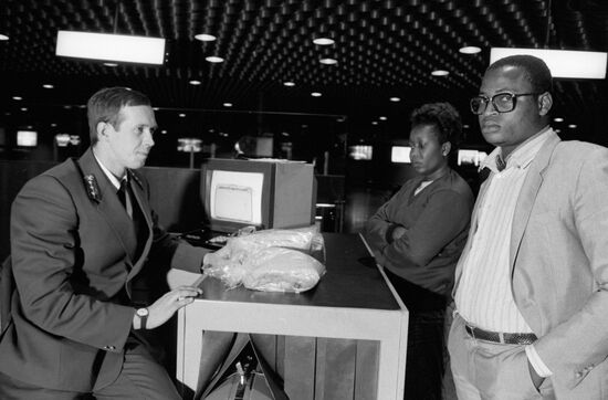 OFFICER CUSTOMS HOUSE CHECK CONTRABAND HEROIN 