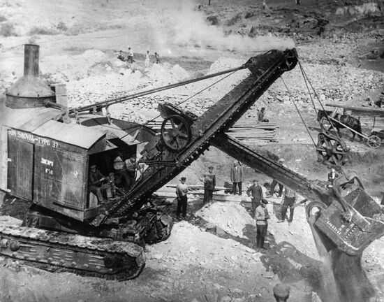 EXCAVATOR CONSTRUCTION