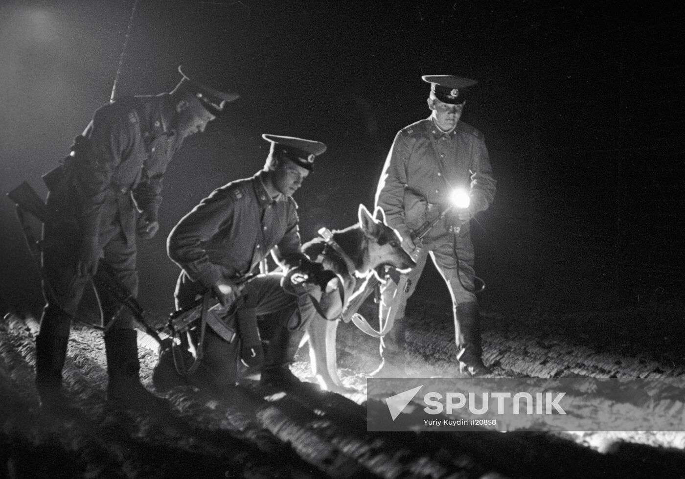 NIGHT FRONTIER GUARDS DOG ZONE INSPECTION