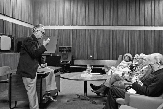 LEV NOVIKOV JOURNALISTS TALK VIEWING