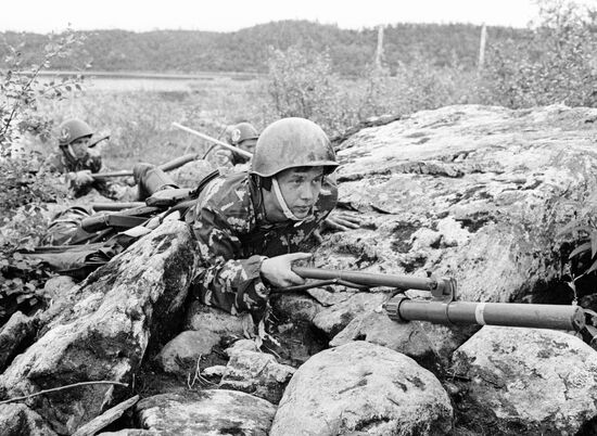 MARINES DRILL
