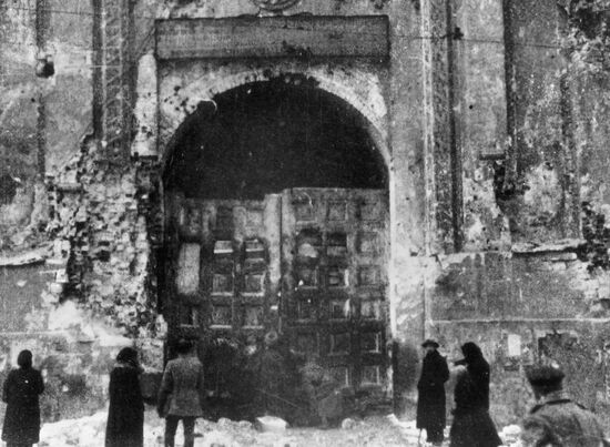 GATES KREMLIN SHELLING DAMAGE