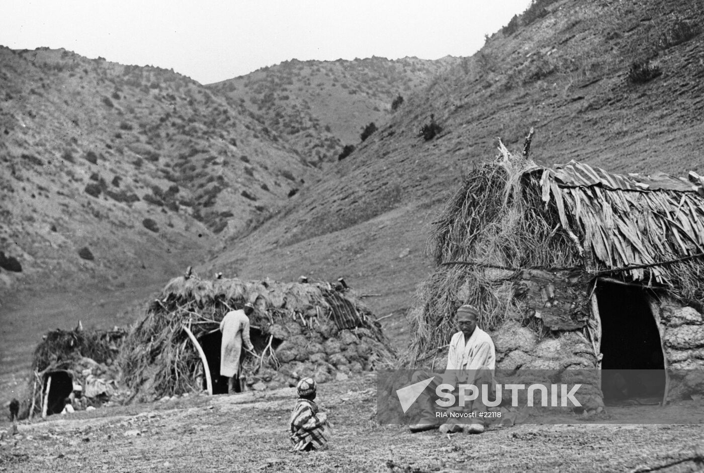 HUT PEASANTS MOUNTAINS