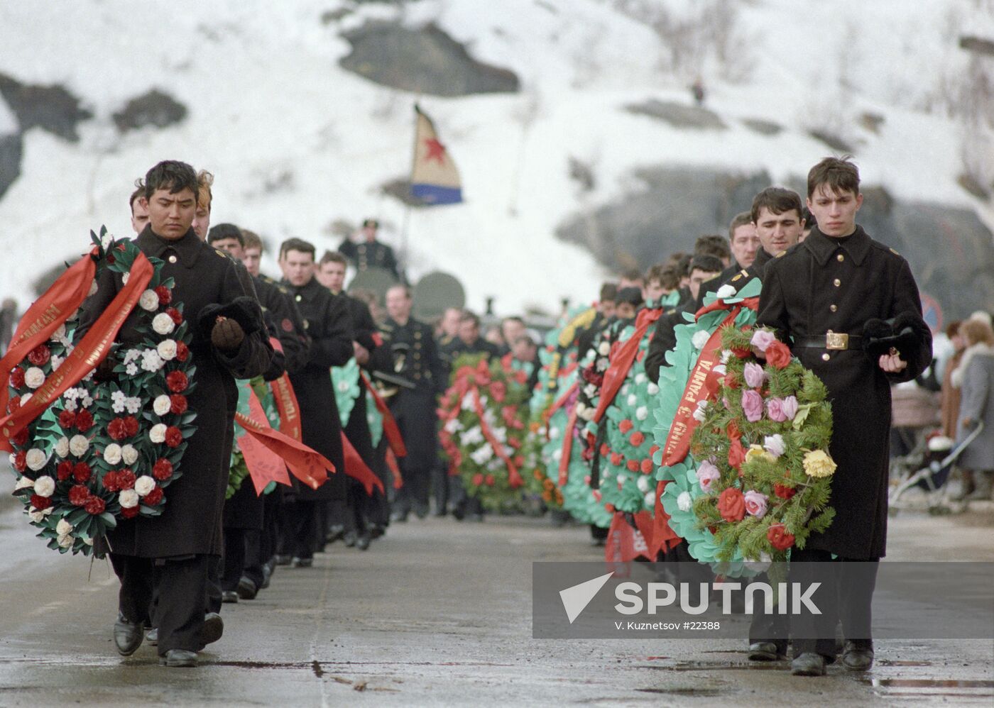 FUNERAL SUBMARINERS 'KOMSOMOLETS'