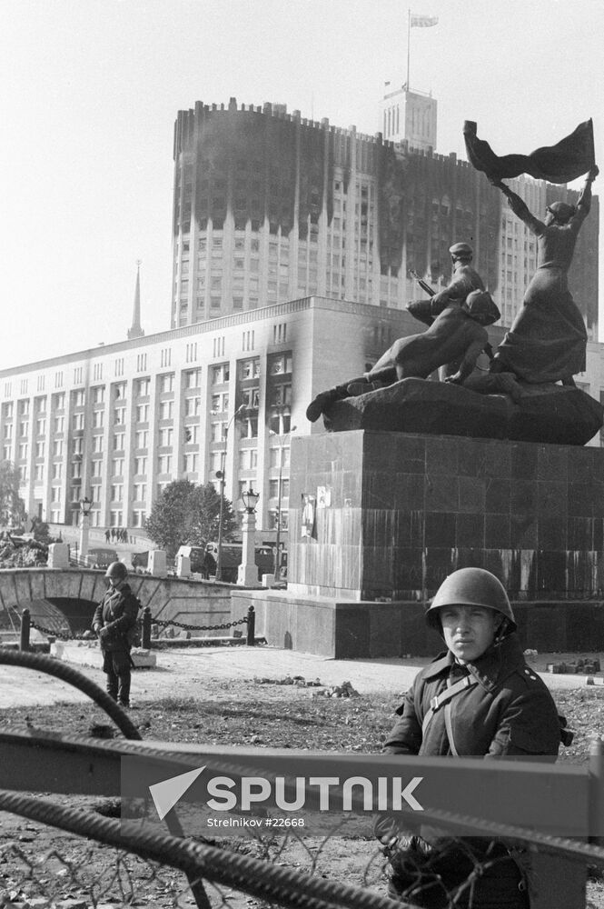 HOUSE SOVIETS SOLDIERS CONTROL 