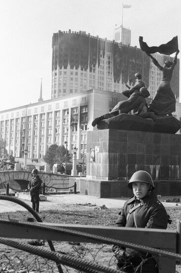HOUSE SOVIETS SOLDIERS CONTROL 