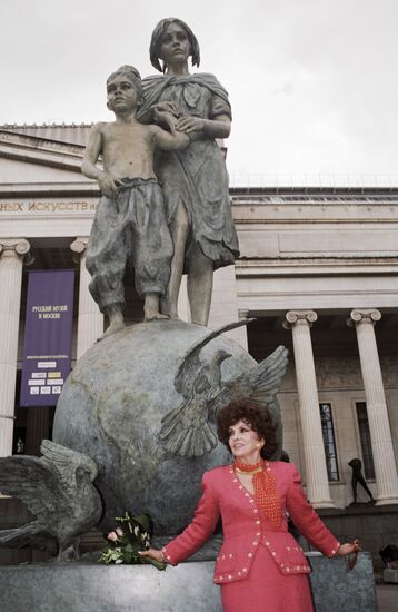 LOLLOBRIGIDA ACTRESS SCULPTOR EXHIBITION 