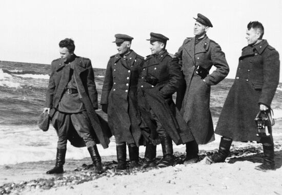 WWII CORRESPONDENTS SEA SHORE BALTIC 