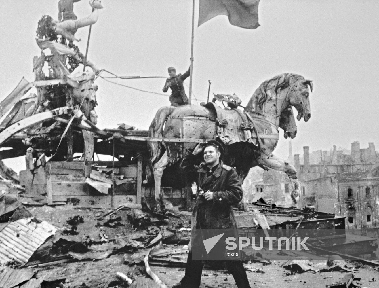 WORLD WAR II BERLIN RUINS MONUMENT KHALDEI SOLDIER BANNER