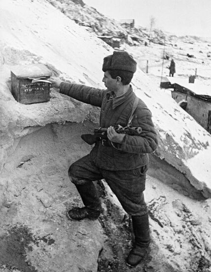 WORLD WAR II SOLDIER LETTER SENDING MAIL DROP