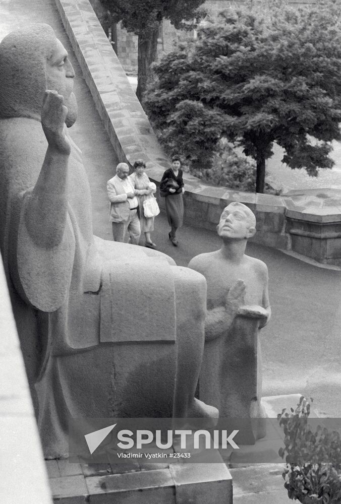 SCULPTURE MASHTOTS PUPIL MATENADARAN