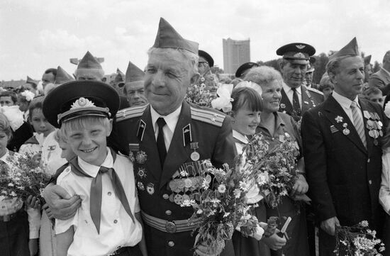 WAR VETERANS YOUNG PIONEERS HOLIDAY EVENTS