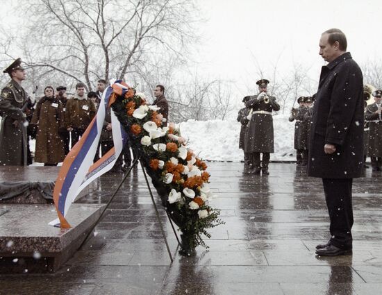 PUTIN FLOWERS LAYING VORONEZH