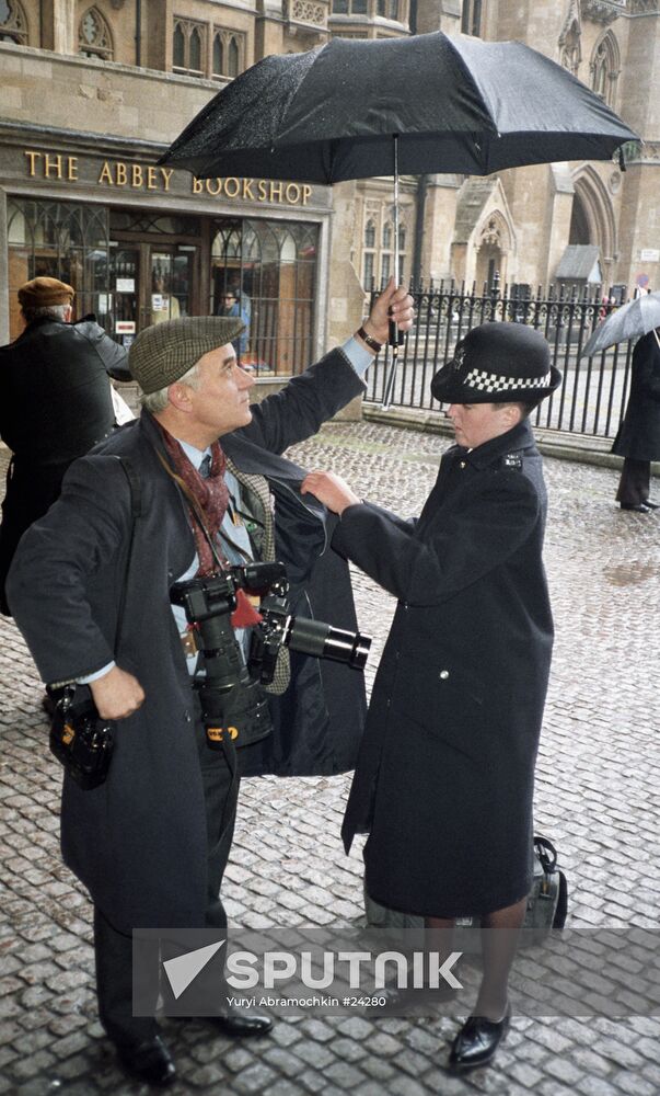 PHOTO REPORTER POLICE OFFICER SEARCH