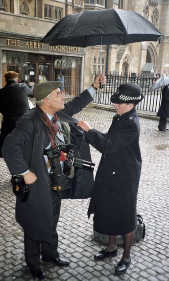 PHOTO REPORTER POLICE OFFICER SEARCH