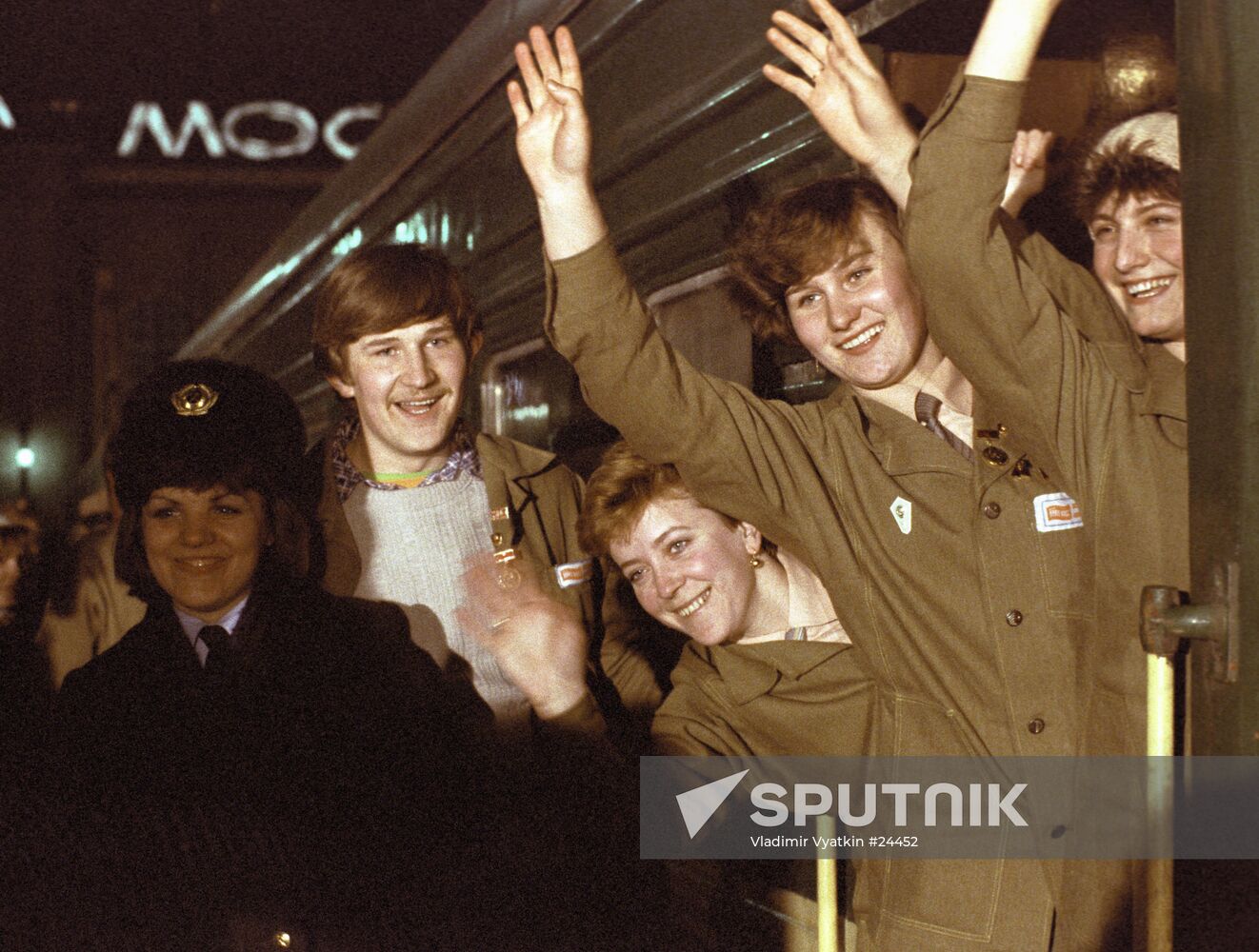 KOMSOMOL MEMBERS BUILDERS FAREWELL MOSCOW