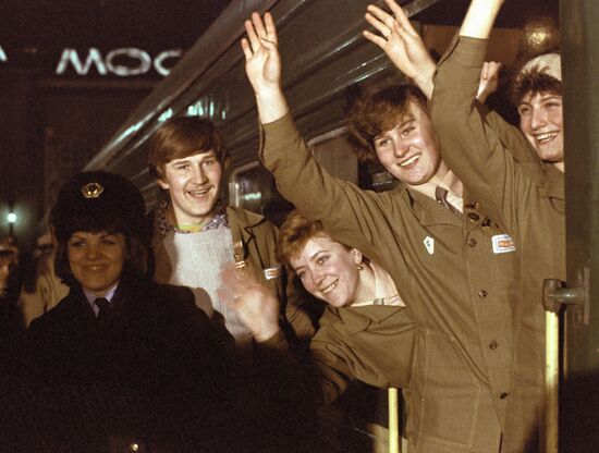 KOMSOMOL MEMBERS BUILDERS FAREWELL MOSCOW 