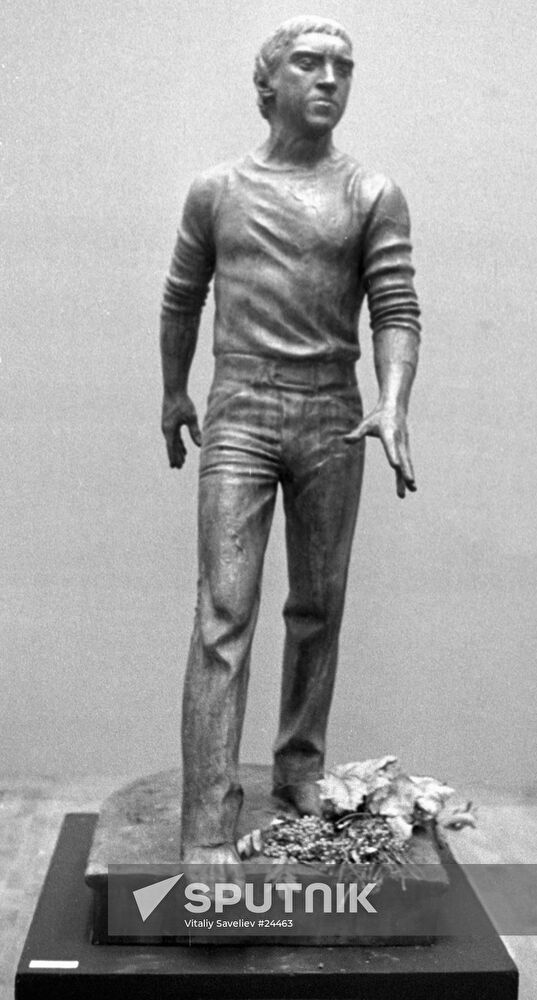 VYSOTSKY SCULPTURE DISPLAY