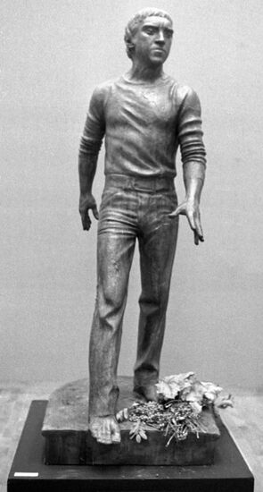VYSOTSKY SCULPTURE DISPLAY