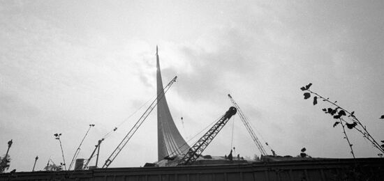 MOSCOW BUILDING MONUMENT TO THE CONQUERORS OF SPACE