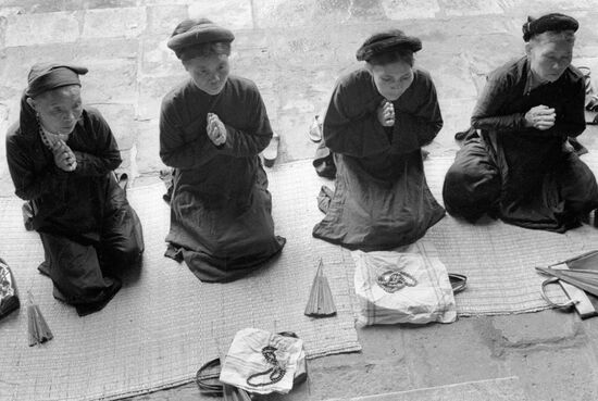 VIETNAM WOMEN PRAYER