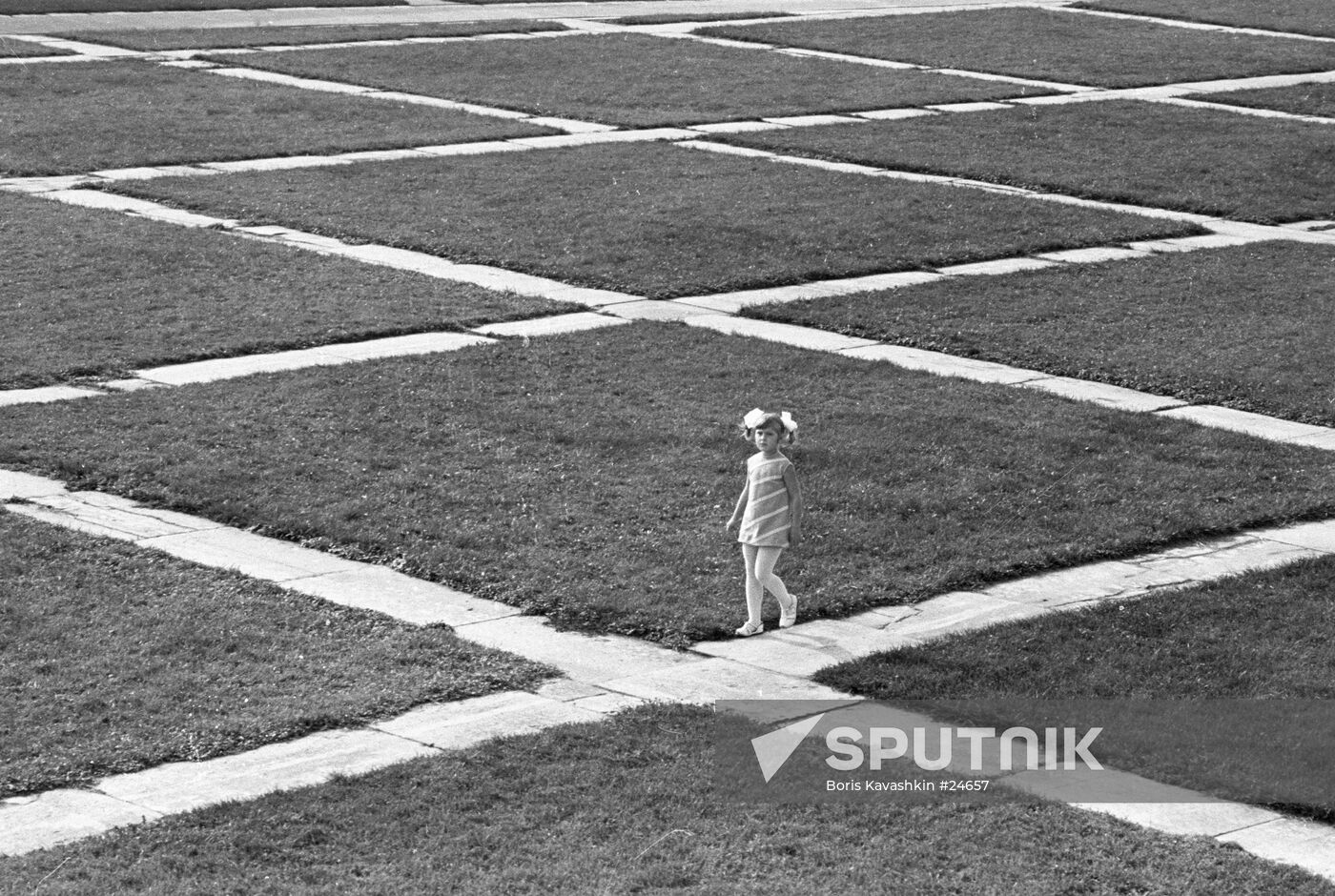 FIELD GRASS TILES GIRL