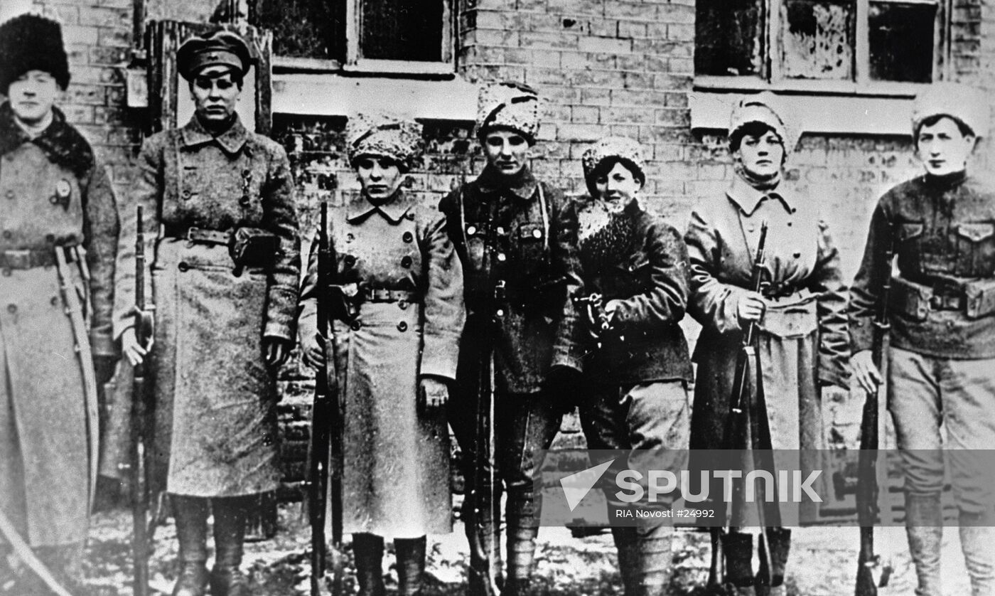 WOMEN RED ARMY SOLDIERS DEPARTURE FRONT LINE