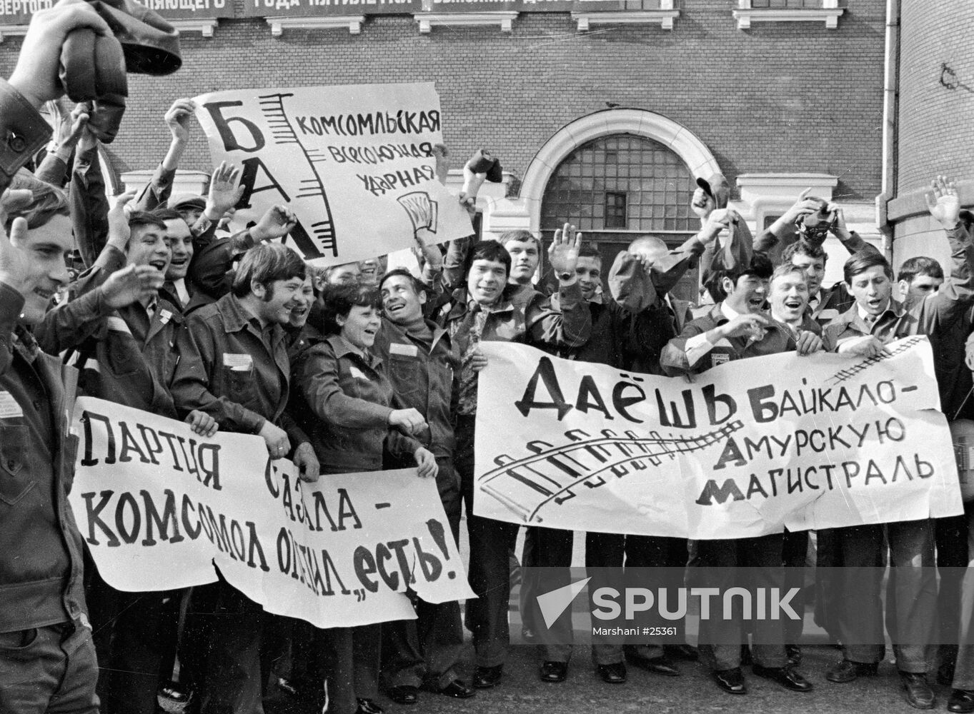 KOMSOMOL MEMBERS STATION LEAVING BAM