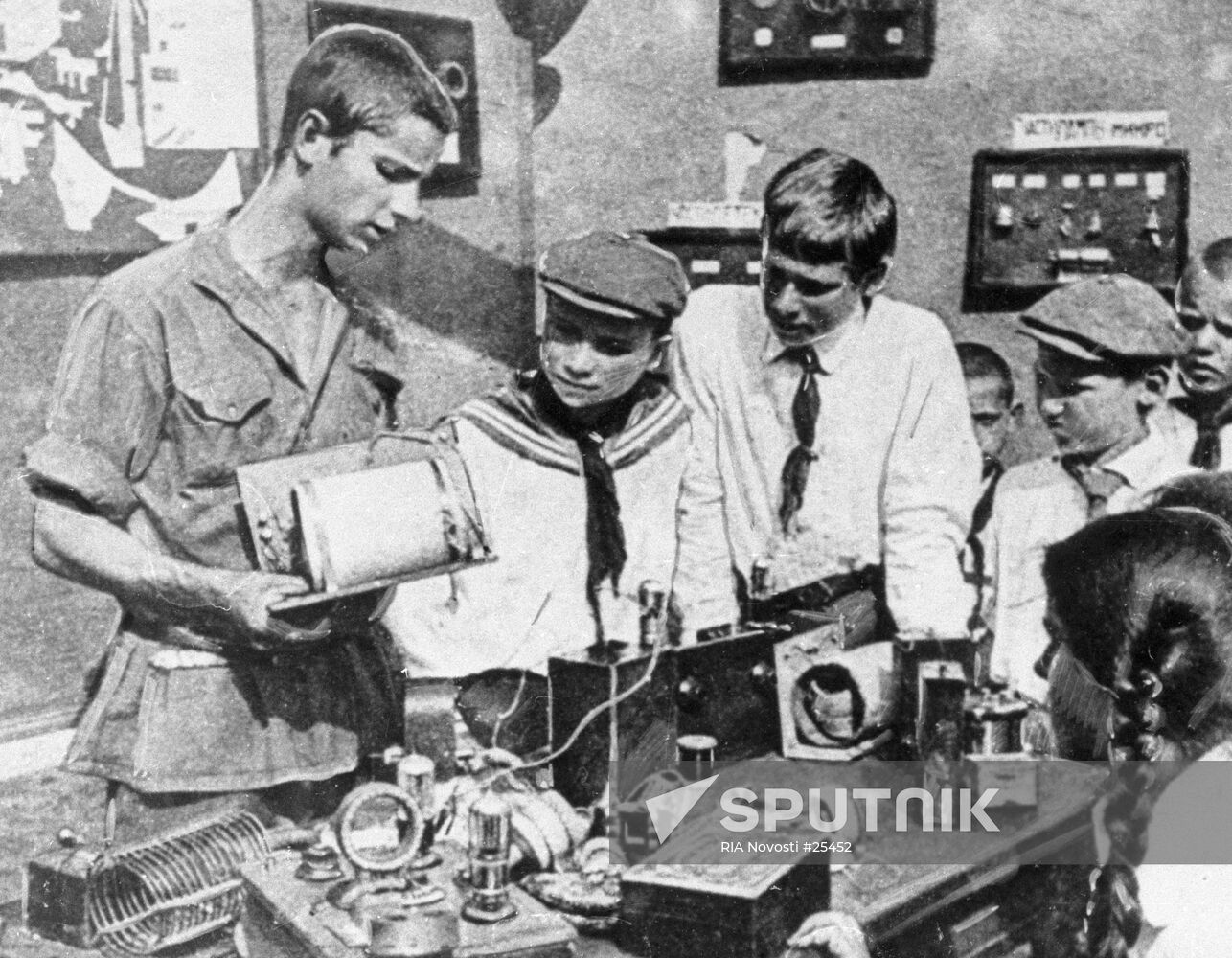 PIONEERS STUDYING RADIO DEVICE