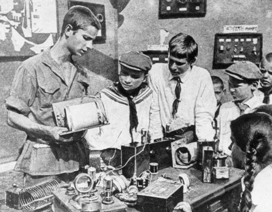 PIONEERS STUDYING RADIO DEVICE