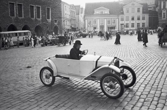 TOWN HALL SQUARE VINTAGE CAR 