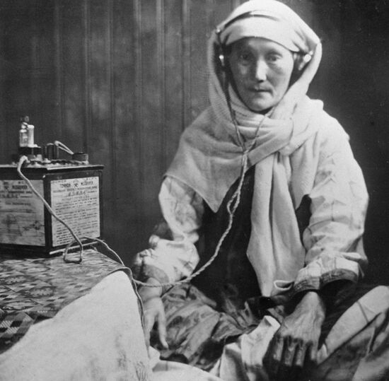 WOMAN RADIO