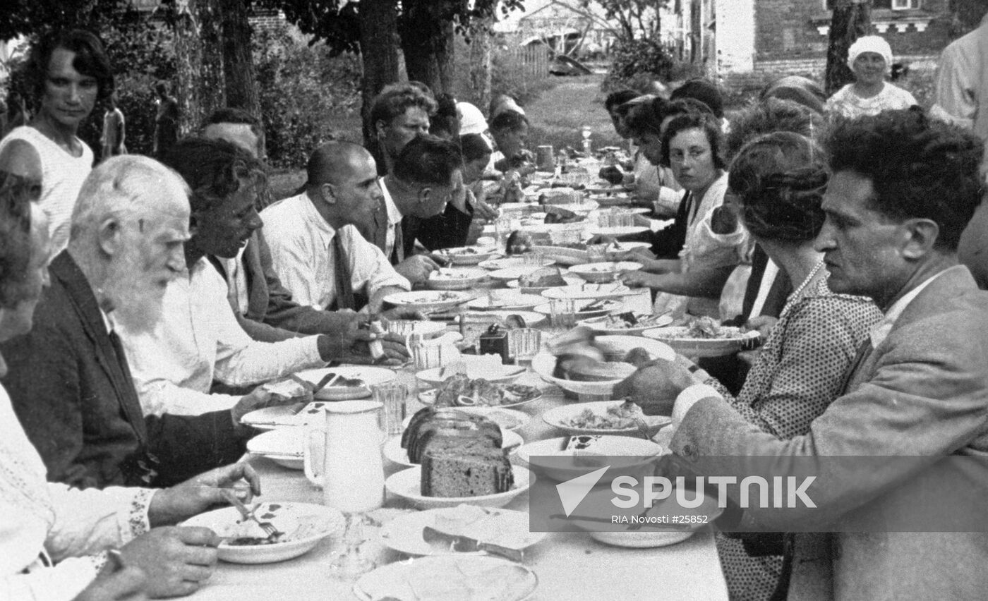 SHAW COMMUNE GARDEN LUNCH