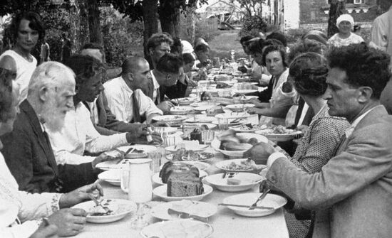 SHAW COMMUNE GARDEN LUNCH
