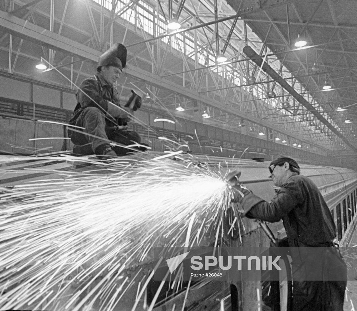 PLANT WORKERS CARRIAGES WELDING