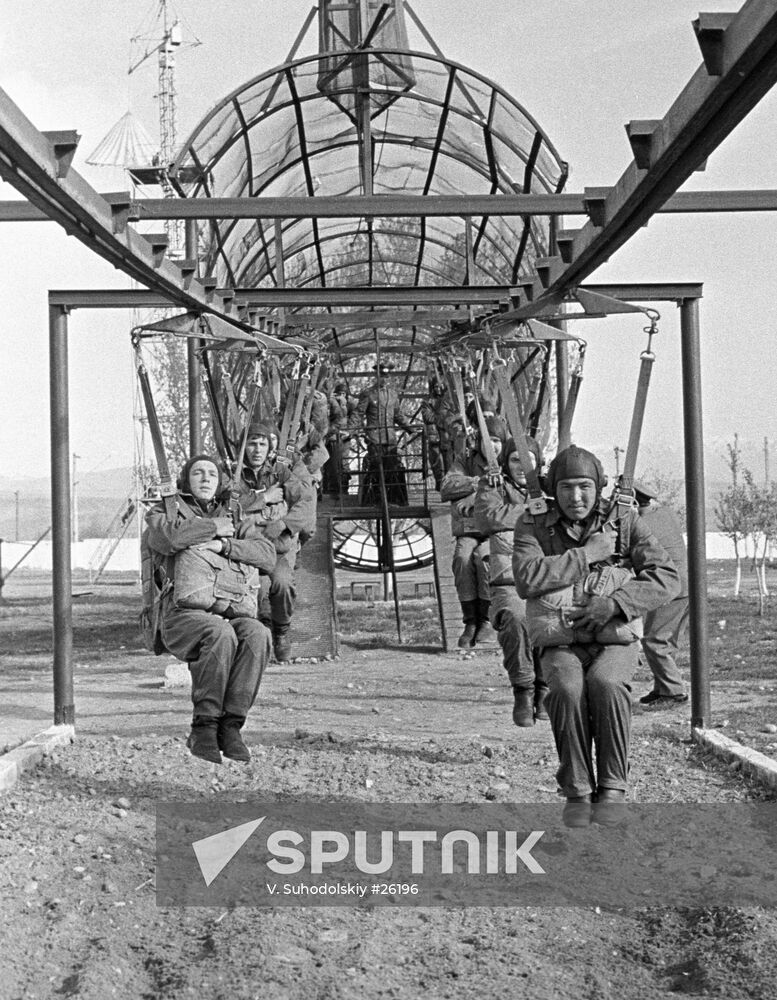 SOLDIERS TRAINING PARACHUTES JUMP