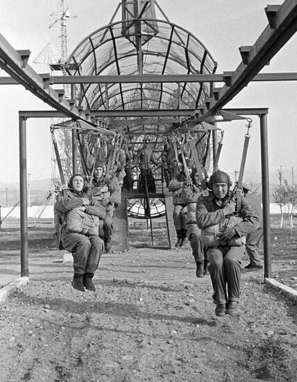 SOLDIERS TRAINING PARACHUTES JUMP