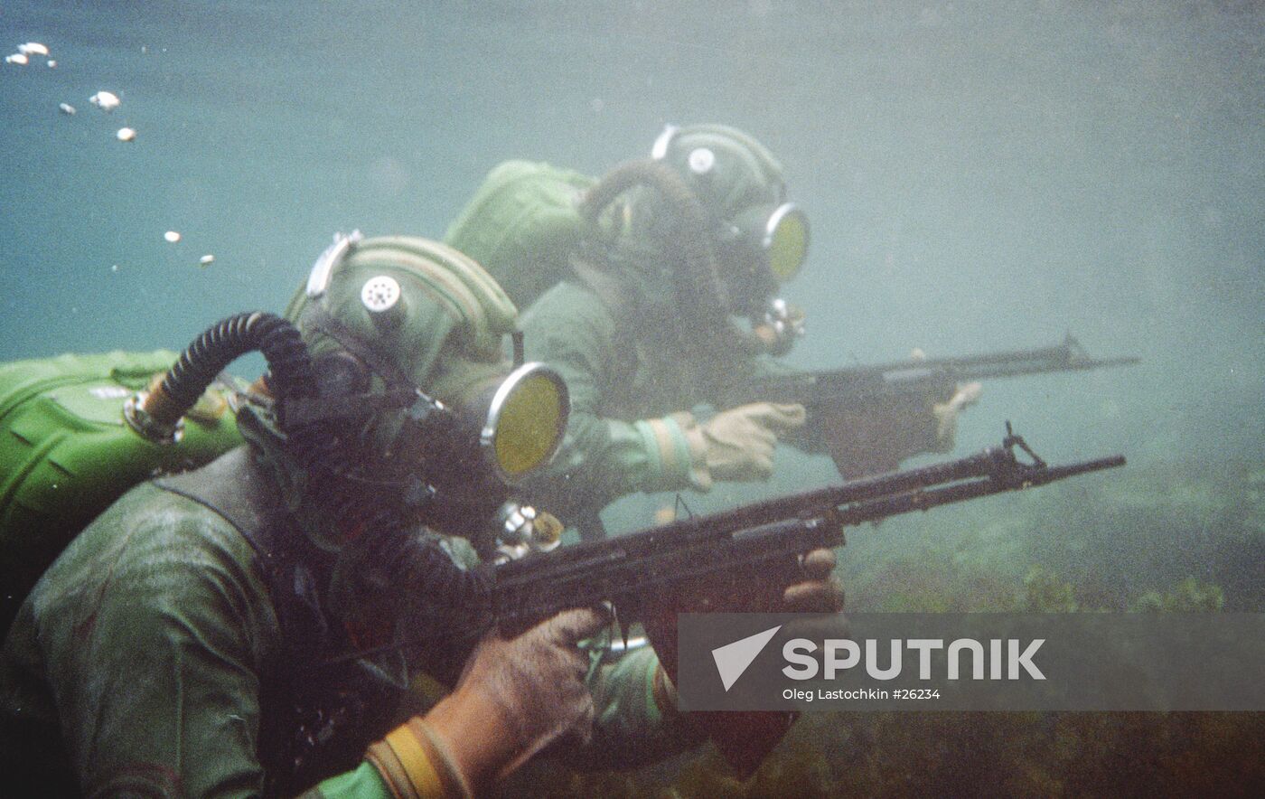 SOLDIERS WEAPONS AQUALUNGS SEA
