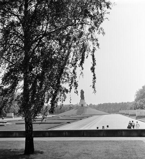 BERLIN TREPTOW PARK MONUMENT