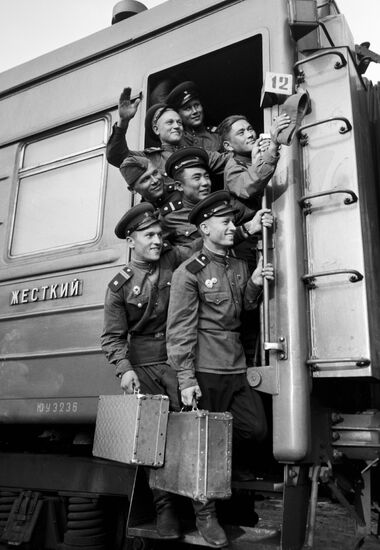SOLDIERS RETURN TRAIN SUITCASES