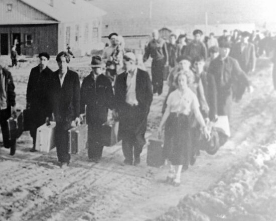 YCL MEMBERS ARRIVAL CONSTRUCTION SITE 