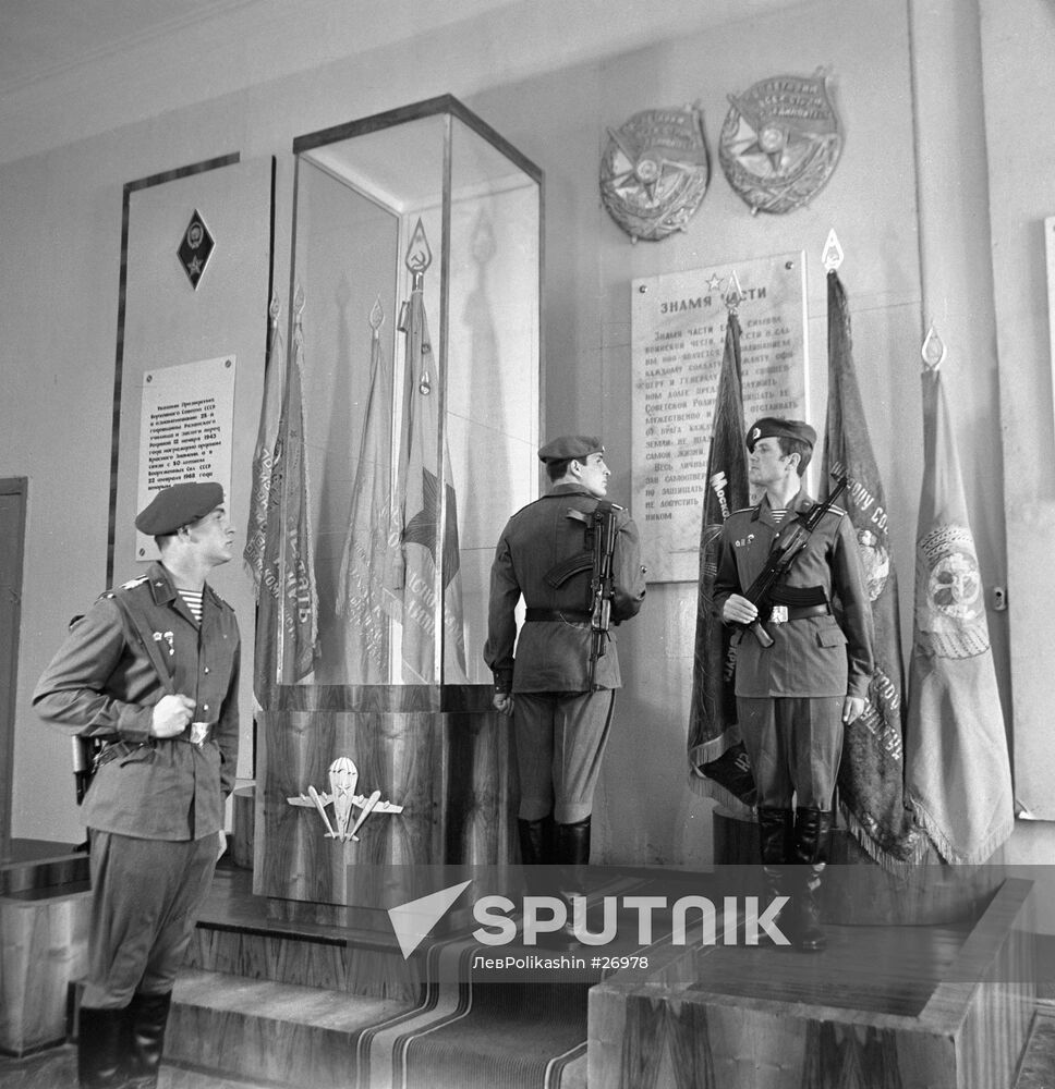 PARATROOPERS POST GUARD CHANGE