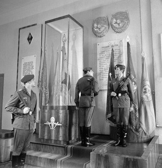 PARATROOPERS POST GUARD CHANGE