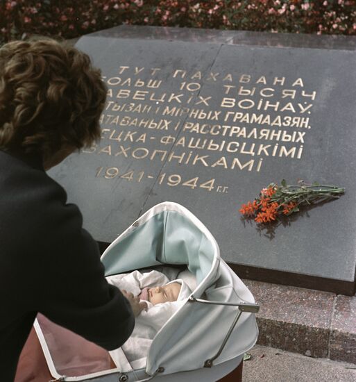 WOMAN CHILD PERAMBULATOR COMMON GRAVE 