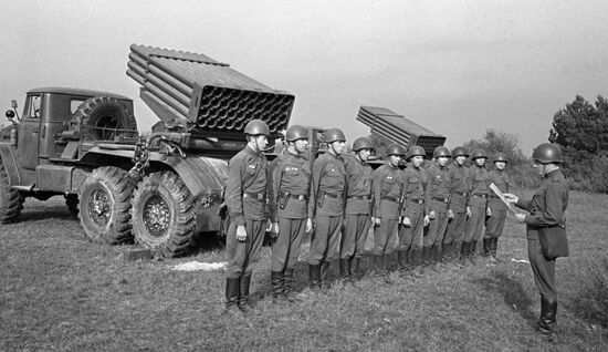 SOLDIERS VOLLEY JET MISSILES