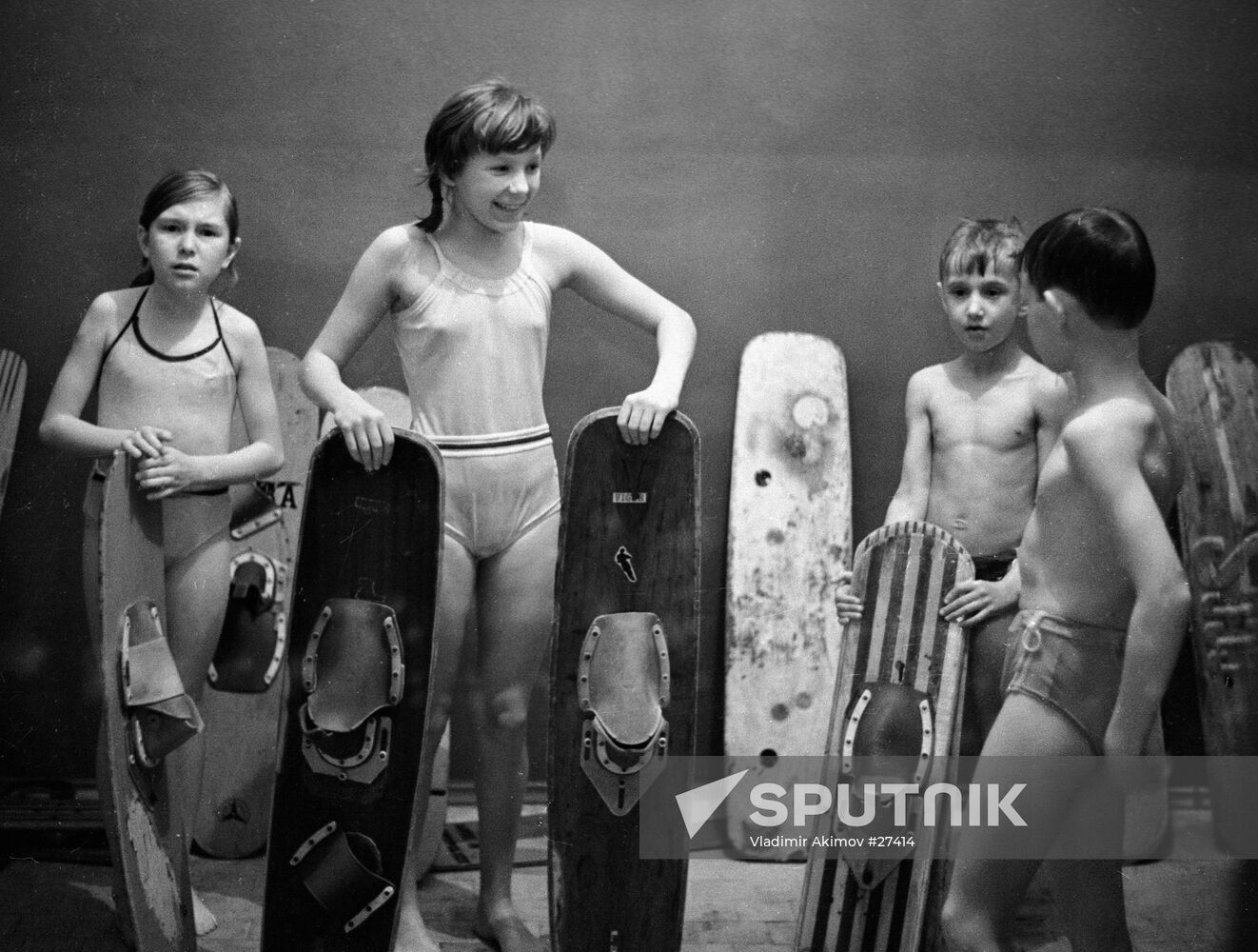 CHILDREN WATER SKIING